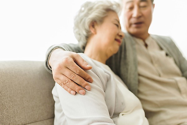 포토 JPG 스튜디오촬영 응시 여자 할아버지 노년 남자 할머니 어깨동무 실내 미소 사람 앉기 상반신 두명 일상 앞모습 옆모습 아웃포커스 실버라이프 소파 노부부 기댐 한국인 60대 70대 노인만 국내포토 라이프스타일 부부 시선 뷰포인트 포즈 의자 모션 촬영기법 표정 동양인 성인 내부 라이프 성인만 파일형식