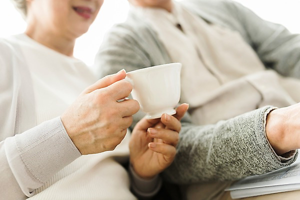 포토 JPG 스튜디오촬영 손 여자 할아버지 노년 남자 할머니 커피 티타임 실내 미소 들기 사람 앉기 근접촬영 상반신 두명 일상 앞모습 아웃포커스 신체부위 실버라이프 소파 노부부 한국인 60대 커피잔 70대 노인만 국내포토 라이프스타일 부부 음료 뷰포인트 의자 모션 휴식 잔 촬영기법 표정 동양인 성인 내부 라이프 성인만 파일형식