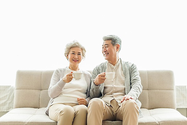 포토 JPG 스튜디오촬영 응시 여자 할아버지 노년 남자 할머니 커피 휴식 실내 미소 들기 사람 앉기 상반신 두명 일상 앞모습 실버라이프 소파 노부부 한국인 60대 커피잔 70대 노인만 국내포토 라이프스타일 부부 시선 음료 뷰포인트 컨셉 의자 모션 잔 표정 동양인 성인 내부 라이프 성인만 파일형식