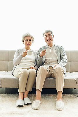 포토 JPG 스튜디오촬영 전신 응시 여자 할아버지 노년 남자 할머니 커피 휴식 실내 미소 들기 사람 앉기 두명 일상 앞모습 실버라이프 소파 노부부 한국인 60대 커피잔 70대 노인만 국내포토 라이프스타일 부부 시선 음료 뷰포인트 컨셉 의자 모션 잔 표정 동양인 성인 내부 라이프 성인만 파일형식