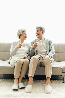 포토 JPG 스튜디오촬영 전신 응시 여자 할아버지 노년 남자 할머니 커피 티타임 휴식 실내 미소 들기 사람 앉기 두명 일상 앞모습 실버라이프 소파 노부부 한국인 60대 커피잔 70대 노인만 국내포토 라이프스타일 부부 시선 음료 뷰포인트 컨셉 의자 모션 잔 표정 동양인 성인 내부 라이프 성인만 파일형식