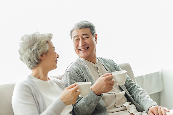 포토 JPG 스튜디오촬영 응시 여자 할아버지 노년 남자 할머니 커피 티타임 실내 미소 들기 사람 앉기 상반신 두명 일상 앞모습 실버라이프 소파 노부부 한국인 60대 커피잔 70대 노인만 국내포토 라이프스타일 부부 시선 음료 뷰포인트 의자 모션 휴식 잔 표정 동양인 성인 내부 라이프 성인만 파일형식