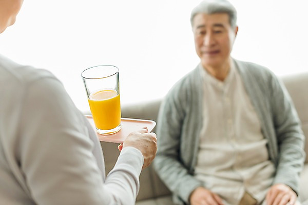 포토 JPG 스튜디오촬영 응시 여자 할아버지 노년 남자 할머니 잔 쟁반 실내 미소 들기 사람 앉기 상반신 두명 일상 앞모습 뒷모습 아웃포커스 실버라이프 소파 노부부 주스 한국인 60대 주기 70대 노인만 국내포토 라이프스타일 식기 부부 시선 음료 뷰포인트 의자 모션 촬영기법 표정 동양인 성인 내부 라이프 성인만 파일형식