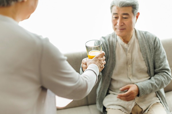 포토 JPG 스튜디오촬영 응시 여자 할아버지 노년 남자 할머니 잔 쟁반 실내 서기 미소 들기 사람 앉기 상반신 두명 일상 앞모습 뒷모습 아웃포커스 실버라이프 소파 노부부 주스 한국인 60대 주기 70대 노인만 국내포토 라이프스타일 식기 부부 시선 음료 뷰포인트 의자 모션 촬영기법 표정 동양인 성인 내부 라이프 성인만 파일형식