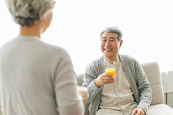 포토 JPG 스튜디오촬영 응시 여자 할아버지 노년 남자 할머니 잔 실내 서기 미소 들기 사람 앉기 상반신 두명 일상 앞모습 뒷모습 아웃포커스 실버라이프 소파 노부부 주스 한국인 60대 70대 노인만 국내포토 라이프스타일 식기 부부 시선 음료 뷰포인트 의자 모션 촬영기법 표정 동양인 성인 내부 라이프 성인만 파일형식