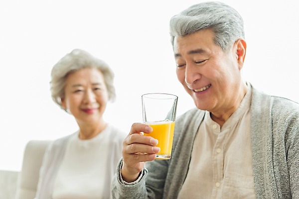 포토 JPG 스튜디오촬영 응시 여자 할아버지 노년 남자 할머니 잔 실내 미소 들기 사람 앉기 상반신 두명 일상 앞모습 아웃포커스 실버라이프 소파 노부부 주스 한국인 마시기 60대 70대 노인만 국내포토 라이프스타일 식기 부부 시선 음료 뷰포인트 의자 모션 촬영기법 표정 동양인 성인 내부 라이프 성인만 파일형식