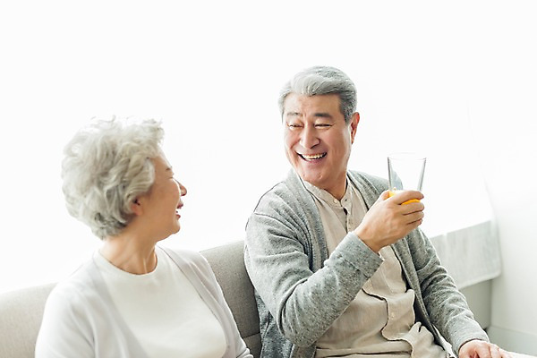 포토 JPG 스튜디오촬영 응시 여자 할아버지 노년 남자 할머니 잔 실내 미소 들기 사람 앉기 상반신 두명 일상 앞모습 실버라이프 소파 노부부 주스 한국인 마시기 60대 70대 노인만 국내포토 라이프스타일 식기 부부 시선 음료 뷰포인트 의자 모션 표정 동양인 성인 내부 라이프 성인만 파일형식