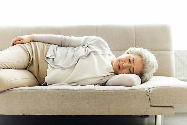 포토 JPG 스튜디오촬영 여자 노년 할머니 휴식 실내 한명 사람 상반신 일상 앞모습 실버라이프 소파 눕기 눈감음 한국인 잠 60대 팔베개 노인여자한명만 국내포토 1 라이프스타일 뷰포인트 컨셉 의자 모션 동양인 성인 내부 라이프 여자한명만 노인여자만 파일형식