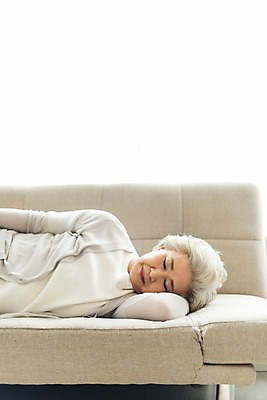 포토 JPG 스튜디오촬영 여자 노년 할머니 휴식 실내 한명 사람 상반신 일상 앞모습 실버라이프 소파 눕기 눈감음 한국인 잠 60대 팔베개 노인여자한명만 국내포토 1 라이프스타일 뷰포인트 컨셉 의자 모션 동양인 성인 내부 라이프 여자한명만 노인여자만 파일형식
