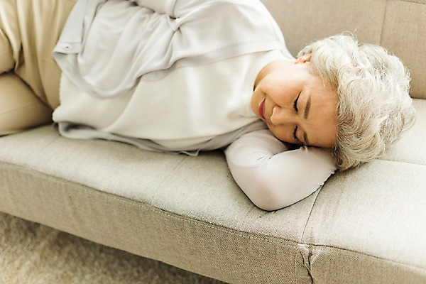 포토 JPG 스튜디오촬영 노년 할머니 휴식 실내 한명 사람 근접촬영 상반신 일상 앞모습 실버라이프 소파 눕기 눈감음 한국인 잠 60대 팔베개 노인여자한명만 국내포토 1 라이프스타일 여자 뷰포인트 컨셉 의자 모션 동양인 성인 내부 라이프 여자한명만 노인여자만 파일형식 가구 인종 생활 여자만 노인만 생활용품 성인만 오브젝트