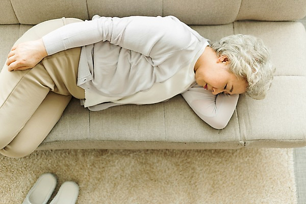 포토 JPG 스튜디오촬영 여자 노년 할머니 휴식 실내 한명 사람 상반신 일상 옆모습 실버라이프 소파 하이앵글 눕기 눈감음 한국인 잠 60대 팔베개 노인여자한명만 국내포토 1 라이프스타일 뷰포인트 컨셉 의자 모션 동양인 성인 내부 라이프 여자한명만 노인여자만 파일형식