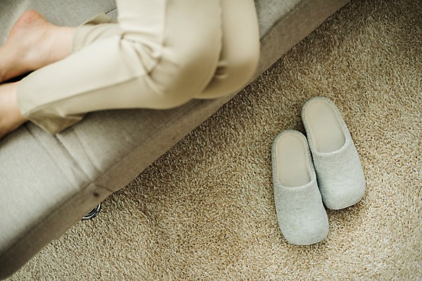 포토 JPG 스튜디오촬영 여자 노년 할머니 휴식 슬리퍼 실내 한명 사람 일상 옆모습 실버라이프 소파 눕기 한국인 하반신 잠 60대 노인여자한명만 국내포토 1 라이프스타일 뷰포인트 신발 컨셉 의자 모션 동양인 성인 내부 라이프 여자한명만 노인여자만 파일형식