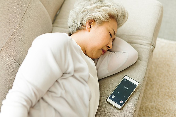 포토 JPG 스튜디오촬영 여자 노년 할머니 휴식 실내 한명 사람 상반신 일상 옆모습 실버라이프 스마트폰 소파 하이앵글 눕기 눈감음 카펫 한국인 잠 60대 팔베개 노인여자한명만 국내포토 1 라이프스타일 뷰포인트 컨셉 의자 모션 동양인 성인 내부 라이프 핸드폰 스마트기기 여자한명만 노인여자만 파일형식