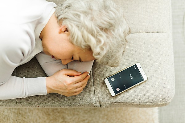 포토 JPG 스튜디오촬영 여자 노년 할머니 휴식 실내 한명 사람 근접촬영 상반신 일상 옆모습 실버라이프 스마트폰 눕기 눈감음 카펫 한국인 잠 60대 팔베개 노인여자한명만 소파베드 국내포토 1 라이프스타일 뷰포인트 컨셉 모션 동양인 성인 내부 라이프 핸드폰 스마트기기 소파 여자한명만 노인여자만 파일형식