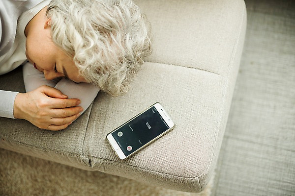 포토 JPG 스튜디오촬영 노년 할머니 휴식 실내 한명 사람 상반신 일상 옆모습 실버라이프 스마트폰 소파 눕기 눈감음 카펫 한국인 잠 60대 팔베개 노인여자한명만 국내포토 1 라이프스타일 여자 뷰포인트 컨셉 의자 모션 동양인 성인 내부 라이프 핸드폰 스마트기기 여자한명만 노인여자만 파일형식