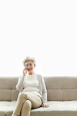 포토 JPG 스튜디오촬영 여자 노년 할머니 실내 한명 미소 사람 앉기 상반신 일상 앞모습 실버라이프 스마트폰 소파 한국인 다리꼬기 60대 통화 노인여자한명만 국내포토 1 라이프스타일 뷰포인트 의자 모션 표정 동양인 성인 내부 라이프 핸드폰 스마트기기 여자한명만 노인여자만 파일형식 가구 인종 생활 전자제품 여자만 노인만 생활용품 성인만 오브젝트