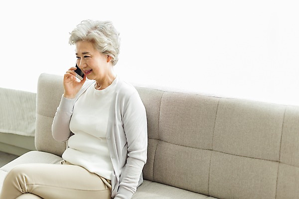 포토 JPG 스튜디오촬영 여자 노년 할머니 실내 한명 미소 사람 앉기 상반신 일상 옆모습 실버라이프 스마트폰 소파 한국인 60대 통화 노인여자한명만 국내포토 1 라이프스타일 뷰포인트 의자 모션 표정 동양인 성인 내부 라이프 핸드폰 스마트기기 여자한명만 노인여자만 파일형식 가구 인종 생활 전자제품 여자만 노인만 생활용품 성인만 오브젝트