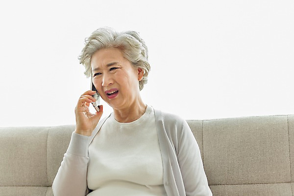 포토 JPG 스튜디오촬영 여자 노년 할머니 실내 한명 사람 앉기 상반신 일상 앞모습 실버라이프 스마트폰 소파 한국인 찡그림 60대 통화 답답함 노인여자한명만 국내포토 1 라이프스타일 뷰포인트 의자 모션 표정 동양인 성인 내부 라이프 핸드폰 스마트기기 감각 여자한명만 노인여자만 파일형식