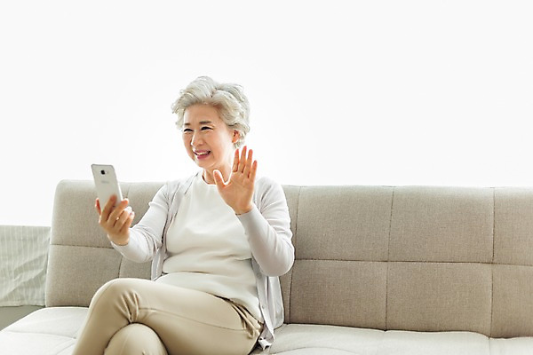 포토 JPG 스튜디오촬영 응시 여자 노년 할머니 실내 한명 미소 들기 사람 앉기 상반신 일상 옆모습 실버라이프 스마트폰 소파 한국인 인사 60대 손인사 노인여자한명만 국내포토 1 라이프스타일 시선 뷰포인트 의자 모션 표정 동양인 성인 내부 라이프 핸드폰 스마트기기 예절 여자한명만 노인여자만 파일형식