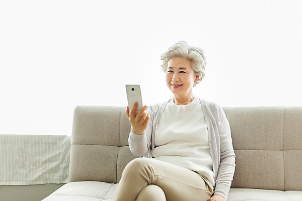 포토 JPG 스튜디오촬영 응시 여자 노년 할머니 실내 한명 미소 들기 사람 앉기 상반신 일상 앞모습 실버라이프 스마트폰 소파 한국인 다리꼬기 60대 영상통화 노인여자한명만 국내포토 1 라이프스타일 시선 뷰포인트 의자 모션 표정 동양인 성인 내부 라이프 핸드폰 스마트기기 통화 여자한명만 노인여자만 파일형식