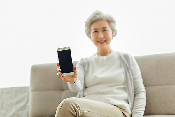 포토 JPG 스튜디오촬영 응시 여자 노년 할머니 실내 한명 미소 들기 사람 앉기 상반신 일상 앞모습 아웃포커스 실버라이프 스마트폰 소파 한국인 다리꼬기 60대 노인여자한명만 국내포토 1 라이프스타일 시선 뷰포인트 의자 모션 촬영기법 표정 동양인 성인 내부 라이프 핸드폰 스마트기기 여자한명만 노인여자만 파일형식