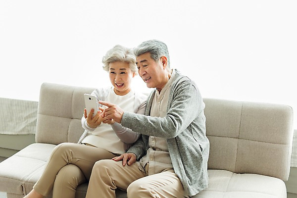 포토 JPG 스튜디오촬영 여자 할아버지 노년 남자 할머니 실내 미소 들기 사람 손짓 상반신 두명 일상 앞모습 실버라이프 소파 노부부 한국인 다리꼬기 가리킴 60대 70대 영상통화 노인만 국내포토 라이프스타일 부부 뷰포인트 의자 모션 표정 동양인 성인 내부 라이프 통화 성인만 파일형식