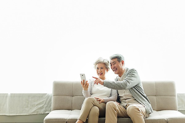 포토 JPG 스튜디오촬영 응시 여자 할아버지 노년 남자 할머니 실내 미소 웃음 사람 앉기 손짓 상반신 두명 일상 앞모습 실버라이프 스마트폰 소파 노부부 한국인 다리꼬기 가리킴 60대 70대 영상통화 노인만 국내포토 라이프스타일 부부 시선 뷰포인트 의자 모션 표정 동양인 성인 내부 라이프 핸드폰 스마트기기 통화 성인만 파일형식