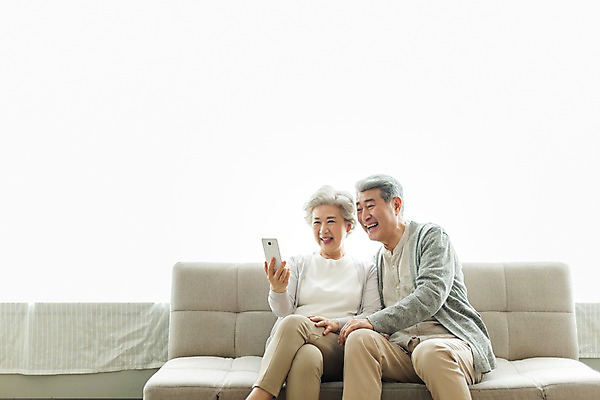 포토 JPG 스튜디오촬영 응시 여자 할아버지 노년 남자 할머니 실내 미소 웃음 들기 사람 앉기 상반신 두명 일상 앞모습 실버라이프 스마트폰 소파 노부부 한국인 다리꼬기 60대 70대 영상통화 노인만 국내포토 라이프스타일 부부 시선 뷰포인트 의자 모션 표정 동양인 성인 내부 라이프 핸드폰 스마트기기 통화 성인만 파일형식