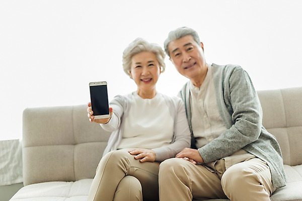 포토 JPG 스튜디오촬영 응시 여자 할아버지 노년 남자 할머니 실내 미소 들기 사람 앉기 상반신 두명 일상 앞모습 아웃포커스 실버라이프 스마트폰 소파 노부부 한국인 다리꼬기 60대 70대 노인만 국내포토 라이프스타일 부부 시선 뷰포인트 의자 모션 촬영기법 표정 동양인 성인 내부 라이프 핸드폰 스마트기기 성인만 파일형식