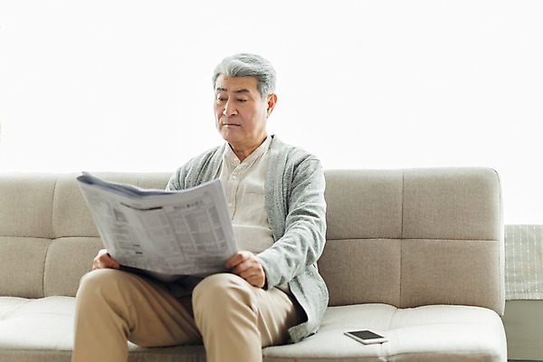 포토 JPG 스튜디오촬영 응시 할아버지 노년 남자 실내 한명 사람 상반신 일상 앞모습 실버라이프 스마트폰 소파 한국인 신문 신문읽기 70대 노인남자한명만 국내포토 1 라이프스타일 시선 뷰포인트 의자 동양인 성인 내부 라이프 간행물 핸드폰 스마트기기 뉴스 읽기 남자한명만 노인남자만 파일형식