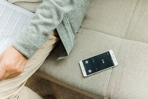 포토 JPG 스튜디오촬영 할아버지 노년 남자 실내 한명 사람 앉기 일상 옆모습 실버라이프 스마트폰 소파 하이앵글 한국인 다리 신문 신문읽기 읽기 70대 팔 노인남자한명만 국내포토 1 라이프스타일 뷰포인트 의자 모션 동양인 성인 내부 라이프 신체부위 간행물 핸드폰 스마트기기 뉴스 남자한명만 노인남자만 파일형식