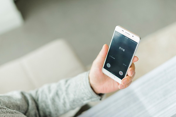 포토 JPG 스튜디오촬영 응시 할아버지 노년 남자 실내 한명 들기 사람 앉기 근접촬영 일상 신체부위 실버라이프 스마트폰 소파 한국인 신문 70대 팔 국내포토 1 라이프스타일 시선 뷰포인트 의자 모션 동양인 성인 내부 라이프 간행물 핸드폰 스마트기기 뉴스 파일형식