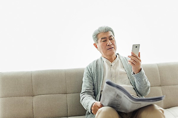 포토 JPG 스튜디오촬영 응시 할아버지 노년 남자 실내 한명 들기 사람 앉기 상반신 일상 앞모습 실버라이프 스마트폰 소파 한국인 신문 신문읽기 70대 노인남자한명만 국내포토 1 라이프스타일 시선 뷰포인트 의자 모션 동양인 성인 내부 라이프 간행물 핸드폰 스마트기기 뉴스 읽기 남자한명만 노인남자만 파일형식