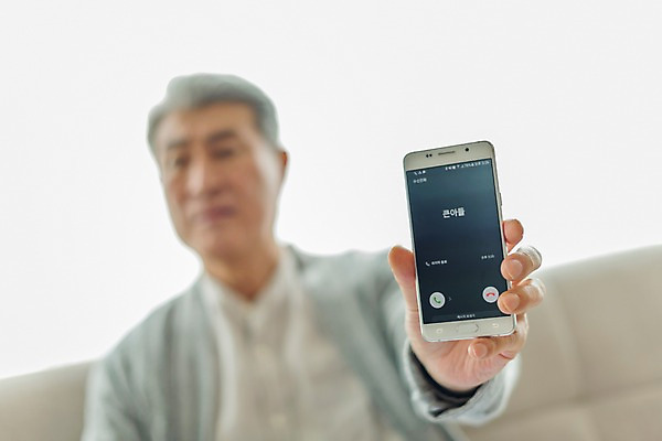 포토 JPG 스튜디오촬영 할아버지 노년 남자 실내 한명 들기 사람 앉기 근접촬영 상반신 일상 앞모습 아웃포커스 실버라이프 스마트폰 소파 한국인 70대 통화 노인남자한명만 국내포토 1 라이프스타일 뷰포인트 의자 모션 촬영기법 동양인 성인 내부 라이프 핸드폰 스마트기기 남자한명만 노인남자만 파일형식