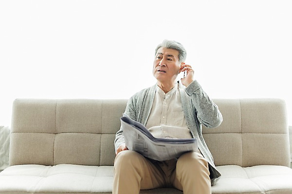 포토 JPG 스튜디오촬영 응시 할아버지 노년 남자 실내 한명 들기 사람 앉기 상반신 일상 앞모습 실버라이프 스마트폰 소파 한국인 신문 70대 통화 노인남자한명만 국내포토 1 라이프스타일 시선 뷰포인트 의자 모션 동양인 성인 내부 라이프 간행물 핸드폰 스마트기기 뉴스 남자한명만 노인남자만 파일형식