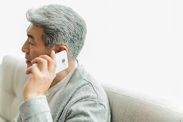 포토 JPG 스튜디오촬영 할아버지 노년 남자 실내 한명 들기 사람 앉기 근접촬영 상반신 일상 옆모습 실버라이프 스마트폰 소파 한국인 70대 노인남자한명만 국내포토 1 라이프스타일 뷰포인트 의자 모션 동양인 성인 내부 라이프 핸드폰 스마트기기 남자한명만 노인남자만 파일형식