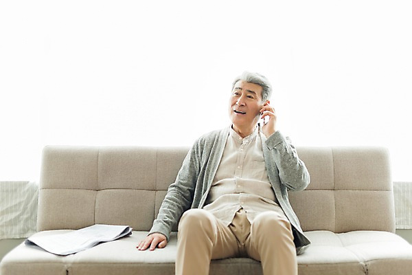 포토 JPG 스튜디오촬영 할아버지 노년 남자 실내 한명 미소 사람 앉기 상반신 일상 앞모습 실버라이프 스마트폰 소파 한국인 신문 70대 통화 노인남자한명만 국내포토 1 라이프스타일 뷰포인트 의자 모션 표정 동양인 성인 내부 라이프 간행물 핸드폰 스마트기기 뉴스 남자한명만 노인남자만 파일형식