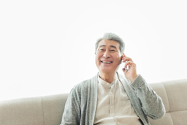 포토 JPG 스튜디오촬영 할아버지 노년 남자 실내 한명 미소 들기 사람 앉기 상반신 일상 앞모습 실버라이프 스마트폰 소파 한국인 70대 통화 노인남자한명만 국내포토 1 라이프스타일 뷰포인트 의자 모션 표정 동양인 성인 내부 라이프 핸드폰 스마트기기 남자한명만 노인남자만 파일형식