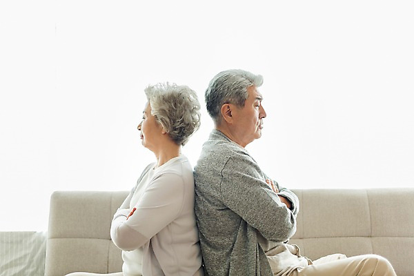 포토 JPG 스튜디오촬영 여자 할아버지 노년 남자 할머니 실내 사람 앉기 상반신 두명 일상 옆모습 실버라이프 소파 팔짱 노부부 기댐 한국인 등맞대기 60대 70대 부부싸움 노인만 국내포토 라이프스타일 부부 뷰포인트 의자 모션 동양인 성인 내부 라이프 싸움 성인만 파일형식