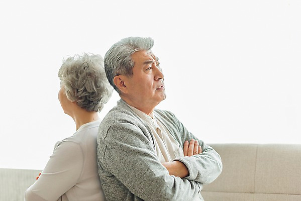 포토 JPG 스튜디오촬영 여자 할아버지 노년 남자 할머니 실내 사람 앉기 상반신 두명 일상 옆모습 뒷모습 실버라이프 소파 팔짱 노부부 기댐 한국인 등맞대기 찡그림 60대 70대 부부싸움 노인만 국내포토 라이프스타일 부부 뷰포인트 의자 모션 표정 동양인 성인 내부 라이프 싸움 성인만 파일형식