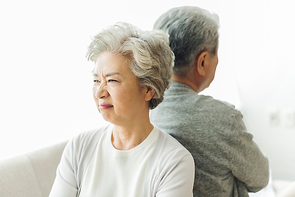 포토 JPG 스튜디오촬영 여자 할아버지 노년 남자 할머니 실내 사람 앉기 상반신 두명 일상 앞모습 뒷모습 실버라이프 소파 팔짱 노부부 기댐 한국인 등맞대기 찡그림 60대 70대 부부싸움 노인만 국내포토 라이프스타일 부부 뷰포인트 의자 모션 표정 동양인 성인 내부 라이프 싸움 성인만 파일형식