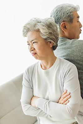 포토 JPG 스튜디오촬영 여자 할아버지 노년 남자 할머니 실내 사람 앉기 상반신 두명 일상 앞모습 뒷모습 실버라이프 소파 팔짱 노부부 기댐 한국인 찡그림 60대 70대 부부싸움 노인만 국내포토 라이프스타일 부부 뷰포인트 의자 모션 표정 동양인 성인 내부 라이프 싸움 성인만 파일형식