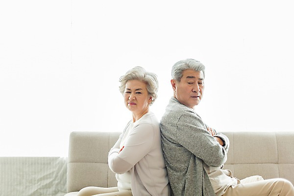 포토 JPG 스튜디오촬영 여자 할아버지 노년 남자 할머니 실내 사람 앉기 상반신 두명 일상 옆모습 실버라이프 소파 팔짱 노부부 기댐 한국인 등맞대기 찡그림 60대 70대 부부싸움 노인만 국내포토 라이프스타일 부부 뷰포인트 의자 모션 표정 동양인 성인 내부 라이프 싸움 성인만 파일형식