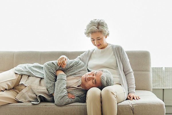 포토 JPG 스튜디오촬영 응시 여자 할아버지 노년 남자 할머니 실내 미소 사람 앉기 상반신 두명 일상 앞모습 실버라이프 소파 눕기 팔짱 눈감음 노부부 한국인 잠 60대 70대 무릎베개 노인만 국내포토 라이프스타일 부부 시선 뷰포인트 의자 모션 표정 동양인 성인 내부 라이프 성인만 파일형식