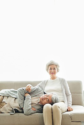 포토 JPG 스튜디오촬영 응시 여자 할아버지 노년 남자 할머니 실내 미소 사람 앉기 상반신 두명 일상 앞모습 실버라이프 눕기 팔짱 눈감음 노부부 한국인 잠 60대 70대 무릎베개 노인만 국내포토 라이프스타일 부부 시선 뷰포인트 모션 표정 동양인 성인 내부 라이프 성인만 파일형식