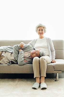 포토 JPG 스튜디오촬영 전신 응시 여자 할아버지 노년 남자 할머니 실내 미소 사람 앉기 상반신 두명 일상 앞모습 실버라이프 소파 팔짱 눈감음 노부부 한국인 잠 60대 흰배경 70대 무릎베개 노인만 국내포토 라이프스타일 부부 시선 뷰포인트 백그라운드 의자 모션 표정 동양인 성인 내부 라이프 흰색 성인만 파일형식
