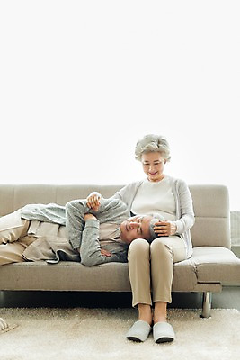 포토 JPG 스튜디오촬영 전신 응시 여자 할아버지 노년 남자 할머니 실내 미소 사람 앉기 상반신 두명 일상 앞모습 실버라이프 소파 눕기 팔짱 눈감음 노부부 한국인 잠 60대 흰배경 70대 무릎베개 노인만 쓰다듬기 국내포토 라이프스타일 부부 시선 뷰포인트 백그라운드 의자 모션 표정 동양인 성인 내부 라이프 흰색 성인만 파일형식