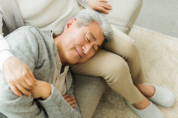 포토 JPG 스튜디오촬영 여자 할아버지 노년 남자 할머니 슬리퍼 실내 미소 사람 앉기 상반신 두명 일상 옆모습 실버라이프 소파 하이앵글 눕기 팔짱 노부부 카펫 한국인 하반신 잠 60대 흰배경 70대 무릎베개 노인만 국내포토 라이프스타일 부부 뷰포인트 백그라운드 신발 의자 모션 표정 동양인 성인 내부 라이프 흰색 성인만 파일형식