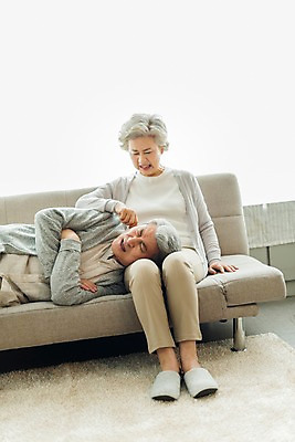 포토 JPG 스튜디오촬영 전신 여자 할아버지 노년 남자 할머니 슬리퍼 실내 사람 앉기 상반신 두명 일상 앞모습 실버라이프 소파 눕기 팔짱 노부부 카펫 한국인 찡그림 60대 공격 흰배경 70대 꼬집기 무릎베개 노인만 국내포토 라이프스타일 부부 뷰포인트 백그라운드 신발 의자 모션 표정 동양인 성인 내부 라이프 흰색 성인만 파일형식