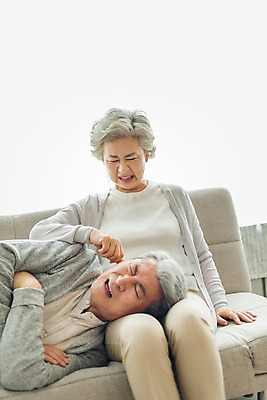 포토 JPG 스튜디오촬영 응시 여자 할아버지 노년 남자 할머니 실내 사람 앉기 상반신 두명 일상 앞모습 실버라이프 소파 눕기 팔짱 노부부 한국인 찡그림 60대 공격 흰배경 70대 꼬집기 무릎베개 노인만 국내포토 라이프스타일 부부 시선 뷰포인트 백그라운드 의자 모션 표정 동양인 성인 내부 라이프 흰색 성인만 파일형식